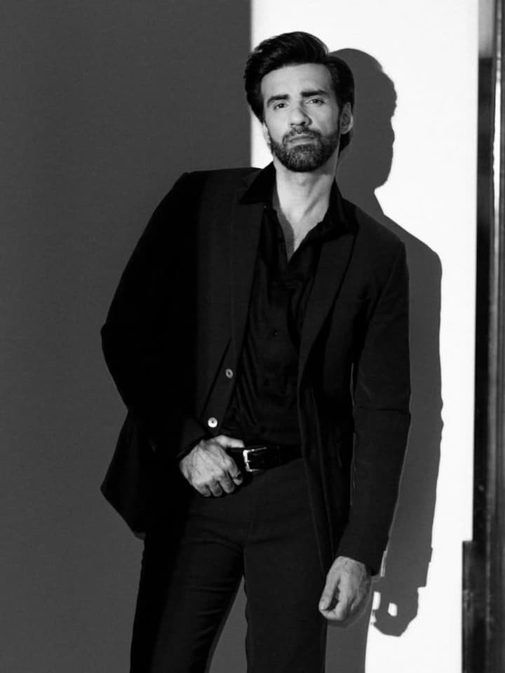 Varun Dhawan, Arjun Kapoor to Avinash Tiwary: TOP 6 Bollywood Actors Who Are Redefining Monochrome Style Outfits